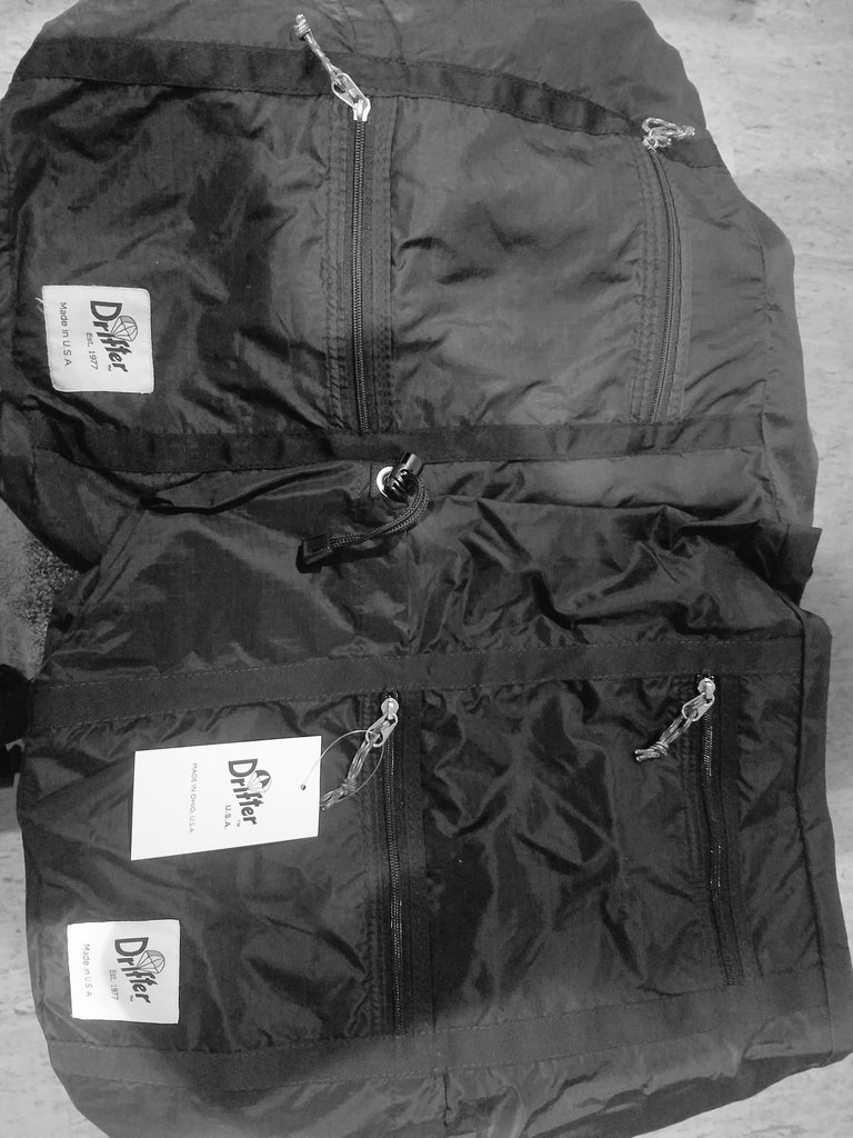 eiiuo's tweet photo. 有能すぎて二代目。まったく一緒。ペラペラなくせに15,000円くらいしていいお値段だけれど、この子がいない生活が考えられない。(生地が破れるんじゃなくて、縫い目が破れた。PCやら重くて角ばったものをいつもガンガン入れて連日愛用し、何年使っただろう…) #drifter #skypack https://t.co/sRHqStuGBJ