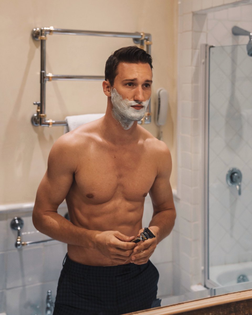 OneDapperStreet's tweet photo. On Father’s Day we should honor the people who made us the men we are today. For me, it was my dad, my step-dad, and my mom alike. But my mom taught me how to shave with my first @gillette razor 😌 read the whole story on the blog! #1dapperst #MyGilletteShave #GillettePartner https://t.co/W1qlDKgQBg