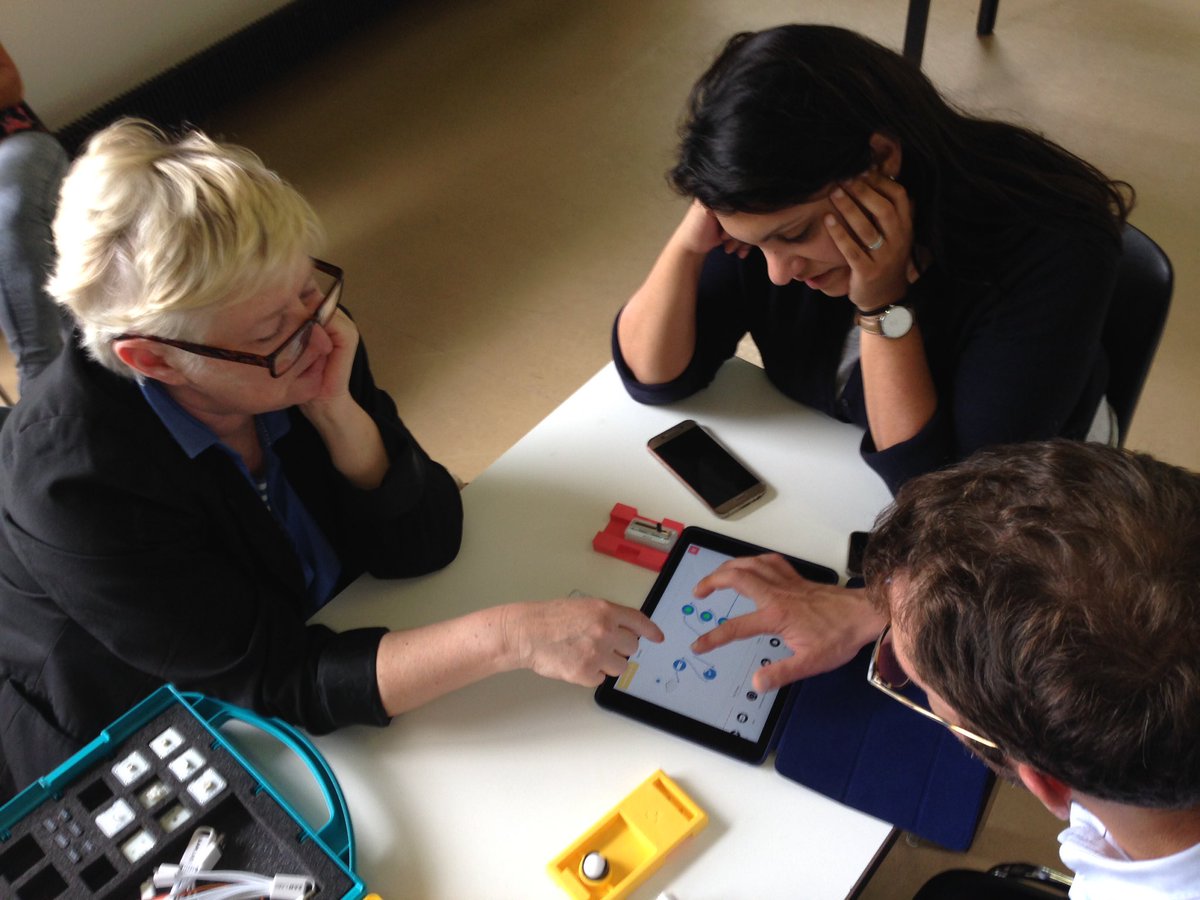 canope_92's tweet photo. Les ERUN de l'académie de Versailles en pleine action. Leur mission : réaliser un feu tricolore sur l'application SamSpace !🚦🚦🚗🚗. Un médiateur de notre Atelier et un formateur @DANEVersailles accompagnent un des groupes. https://t.co/rY8tnOPi6c