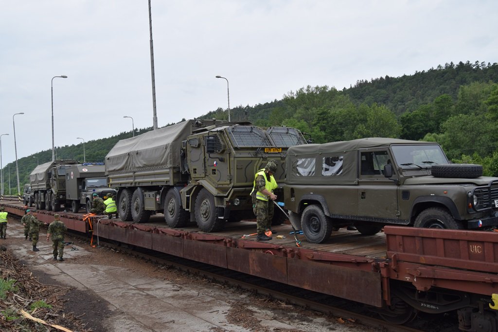 ObranaTweetuje's tweet image. 55 vojáků a 20 kusů techniky ze 71. mechanizovaného praporu dnes odjelo železničním transportem ze stanice Hlubočky přes Polsko až na lotyšské hranice, kde se zapojí do úkolového uskupení NATO #eFPBGLatvia na území Lotyšska. #eFP @VelKanCZ #71mpr @Latvijas_armija #JsmeNATO