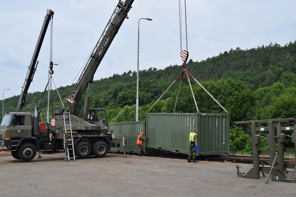 ObranaTweetuje's tweet image. 55 vojáků a 20 kusů techniky ze 71. mechanizovaného praporu dnes odjelo železničním transportem ze stanice Hlubočky přes Polsko až na lotyšské hranice, kde se zapojí do úkolového uskupení NATO #eFPBGLatvia na území Lotyšska. #eFP @VelKanCZ #71mpr @Latvijas_armija #JsmeNATO