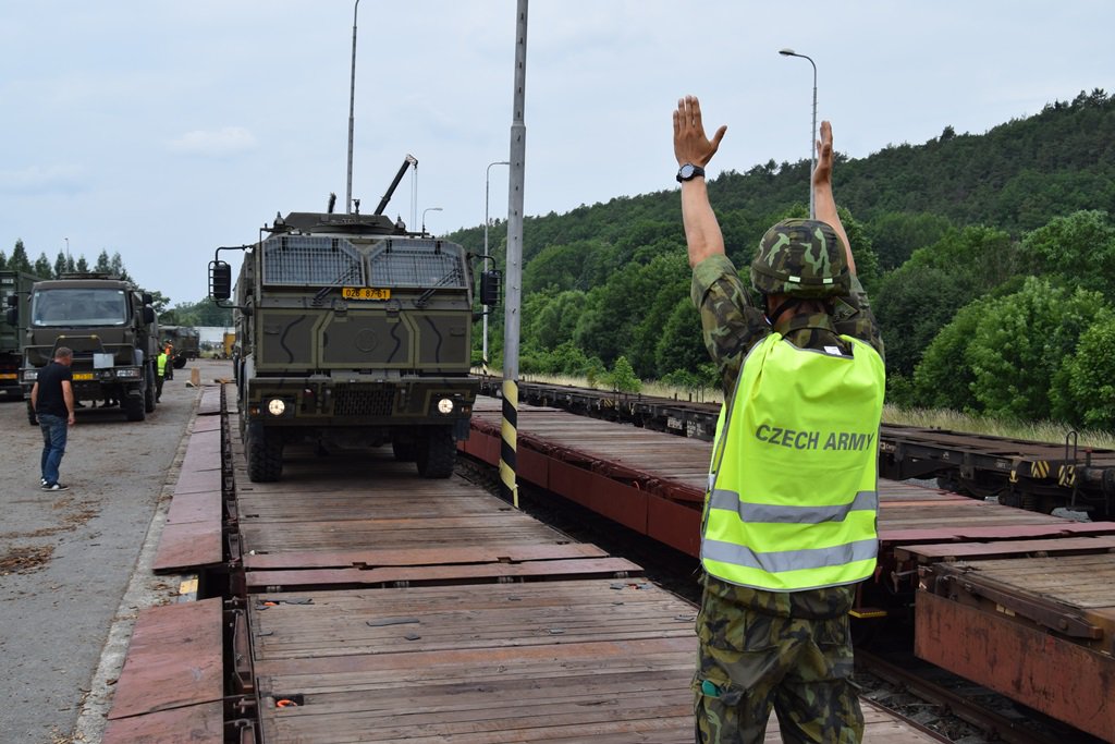 ObranaTweetuje's tweet image. 55 vojáků a 20 kusů techniky ze 71. mechanizovaného praporu dnes odjelo železničním transportem ze stanice Hlubočky přes Polsko až na lotyšské hranice, kde se zapojí do úkolového uskupení NATO #eFPBGLatvia na území Lotyšska. #eFP @VelKanCZ #71mpr @Latvijas_armija #JsmeNATO