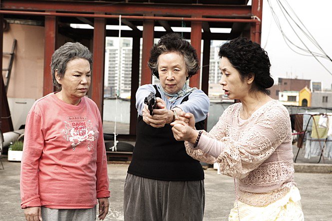 전문적인 '꾼'들로 이루어지진 않았지만 한국 영화 중에도 여자들로만 이루어진 강도단 이야기가 있습니다🥂 육혈포 강도단 (2010) 나문희님 김수미...