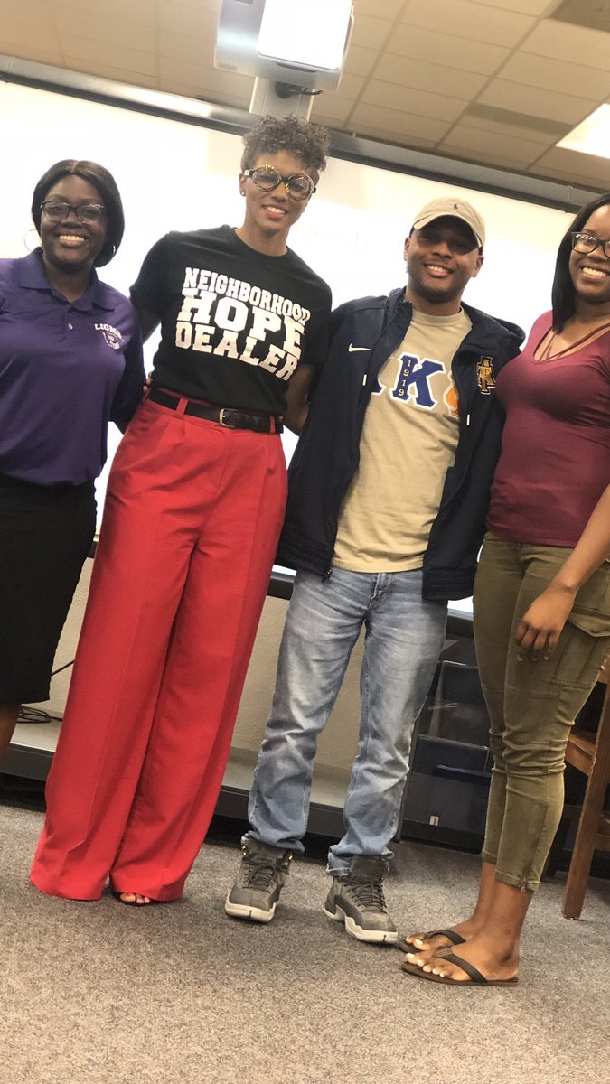 toinspireonellc's tweet photo. Good kick off to the “It’s NOT 13th” Tour focusing on college preparedness for high school students and transitioning! It’s always a WIN when you see the light go off! #Favor #Not13th #TranspireOne #College #Preparedness #Transition #Education 🖤📚#NeighborhoodHOPEdealer https://t.co/ODKECPHCC4