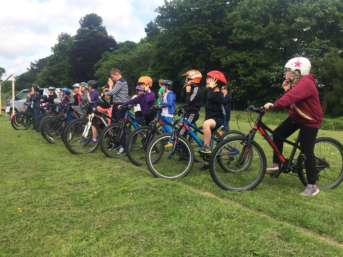 outdoormgfl's tweet photo. Another great outdoor learning experience for our primary pupils from across @midgov @BeeslackHigh @MauricewoodPS @ParadykesP @LoanheadPS lots of bike skills on show from our many talented riders. https://t.co/pufPnX3Ci8