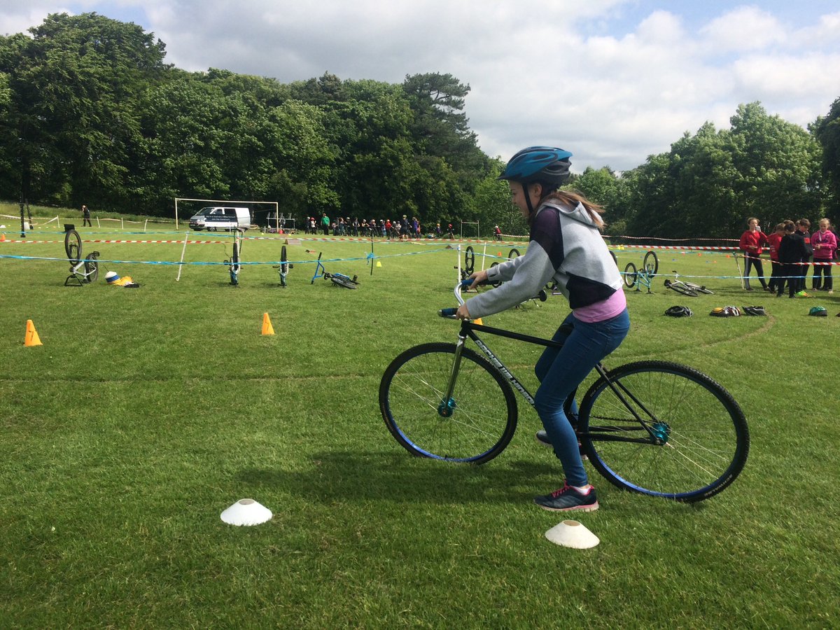 outdoormgfl's tweet photo. Another great outdoor learning experience for our primary pupils from across @midgov @BeeslackHigh @MauricewoodPS @ParadykesP @LoanheadPS lots of bike skills on show from our many talented riders. https://t.co/pufPnX3Ci8