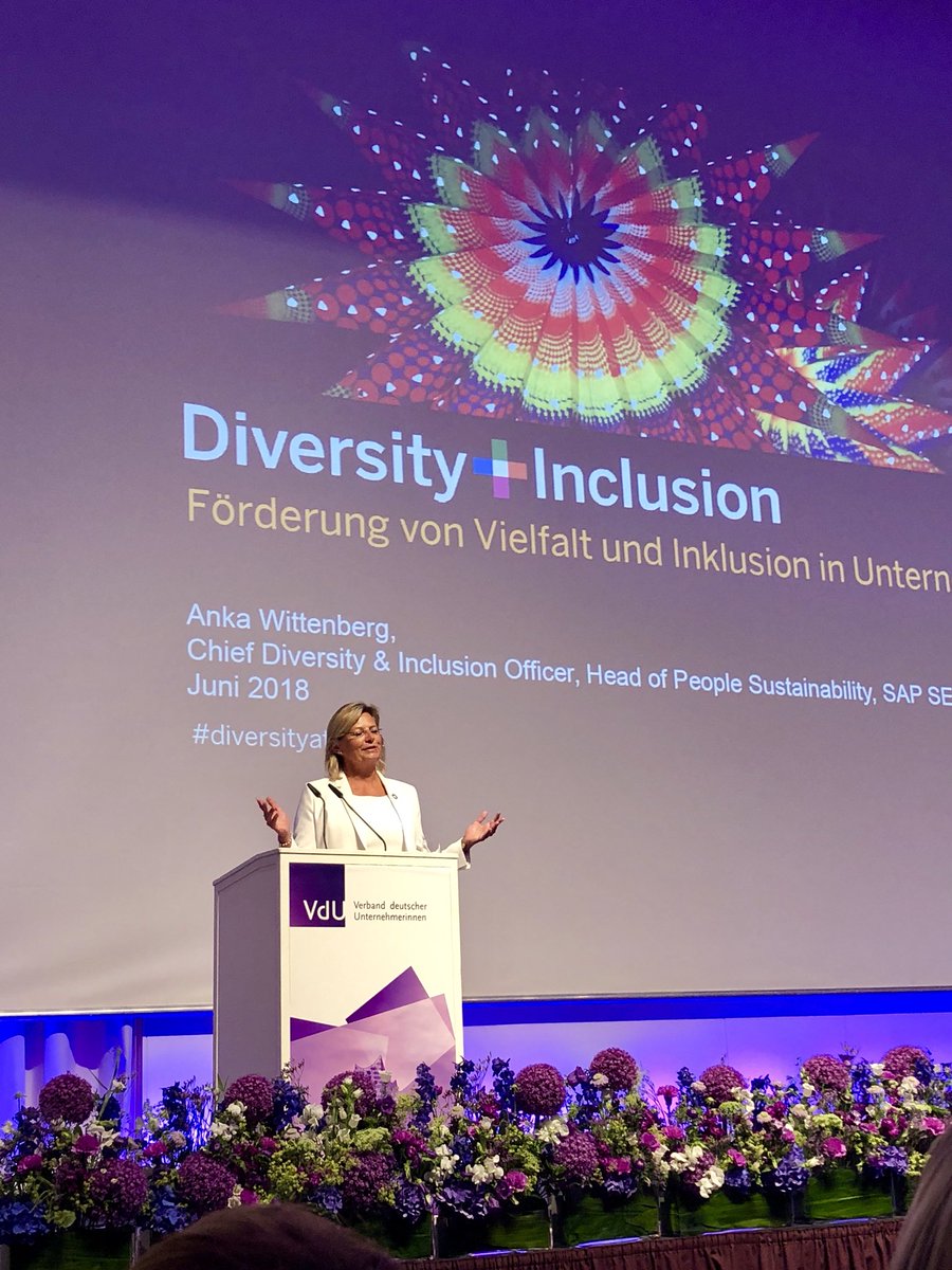 VdU_eV's tweet photo. „Firmen, die Vielfalt leben, sind sechsmal agiler und innovativer“ Anka Wittenberg @SAP #diversity #inclusion #JVdU2018 #VdUptoDate https://t.co/RI5jyWgZko