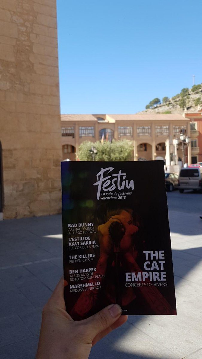 revistatresdeu's tweet photo. La invasió subtil del Festiu continua per tots els racons del País Valencià. 📸 Ací el teniu a Llíria ✌️ Fes-nos saber quan arribe a les teues mans amb una foto i el hashtag #Festiu18 No t'encantes! #Tresdeu #GuiaFestivals #Llíria https://t.co/WzQ0WXoILN