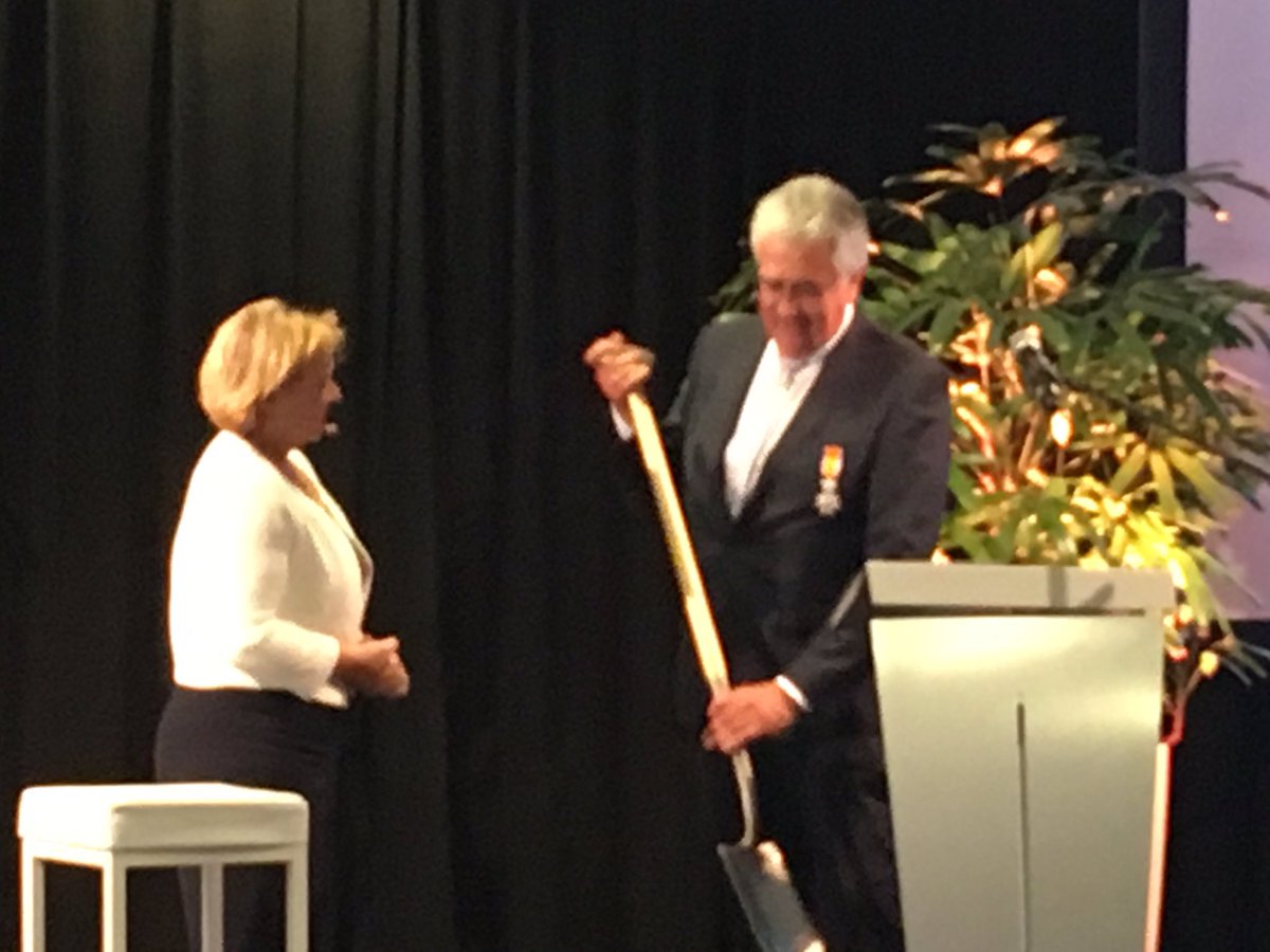 Peter Quik draagt symbolisch het Ergon stokje over doormiddel van een gouden spade.