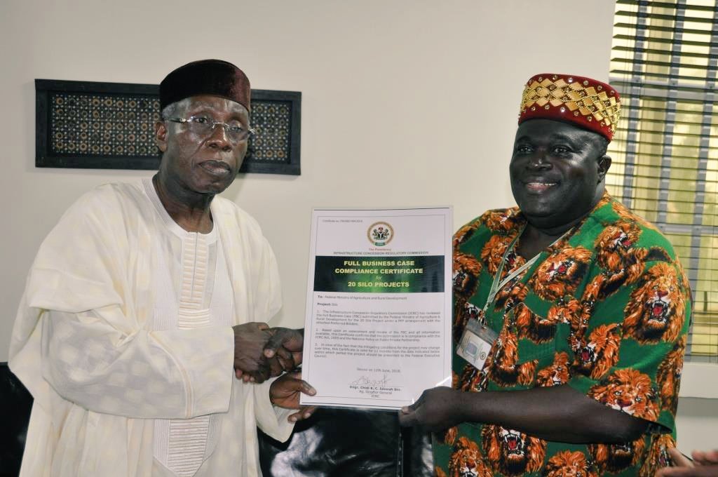 FmardNg's tweet image. FLASH: Hon. Minister @AuduOgbeh today received the Full Business Case Compliance Certificate from @icrcng for the concession of 20 silos projects under a PPP arrangement. 

With this Cert. issuance, the silos projects will be presented to the Fed. Executive Council  for approval.