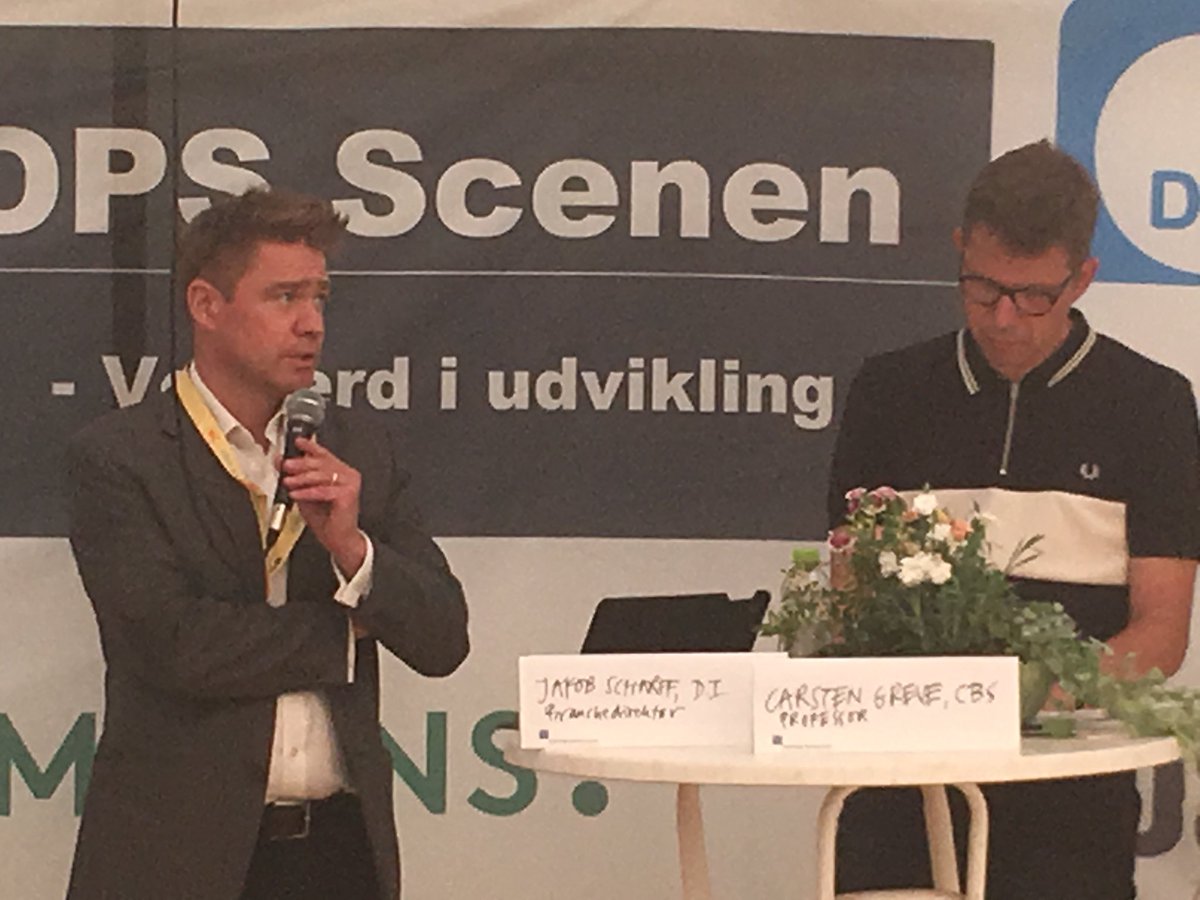 SteenHou's tweet image. Er der nye åbninger for OPP -oplysende drøftelse  @cgrevecbs @jakob_jsc på #OPS_ScenenFM18 
Der er del barriere. drøftelsen om mere lovgivning som løsning går ikke. Vi skal ændre vores mindset i Danmark.
Og på det tekniske få en OPP pipeline. Dvs hvad har vi i sigte #kompoldk