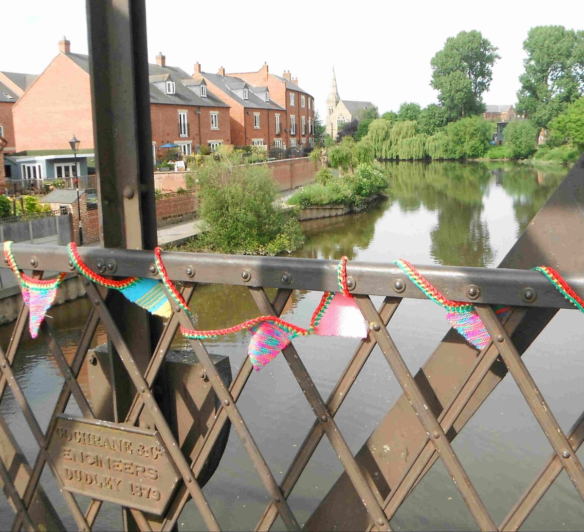 People in #Shrewsbury will have noticed the #yarnbombing on the town's bridges - all part of the #BelleVueArtsFestival >> @Amy4BelleVue @BelleVAF