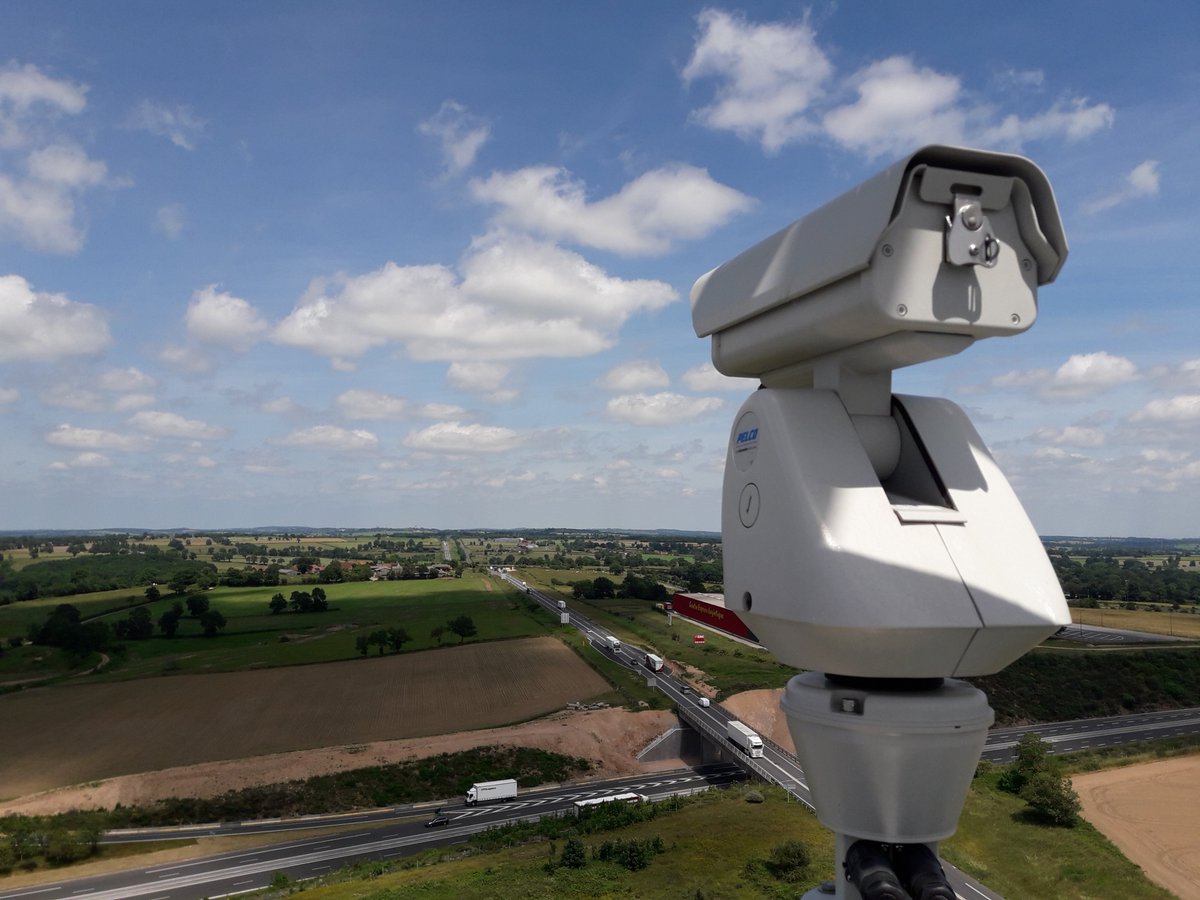 Zoom sur ll'#A71 et la #RCEA ! Intervention sur le pylône proche du péage #APRR de Montmarault : on apprécie la vue avec ce soleil ☀️ #vuedenhaut