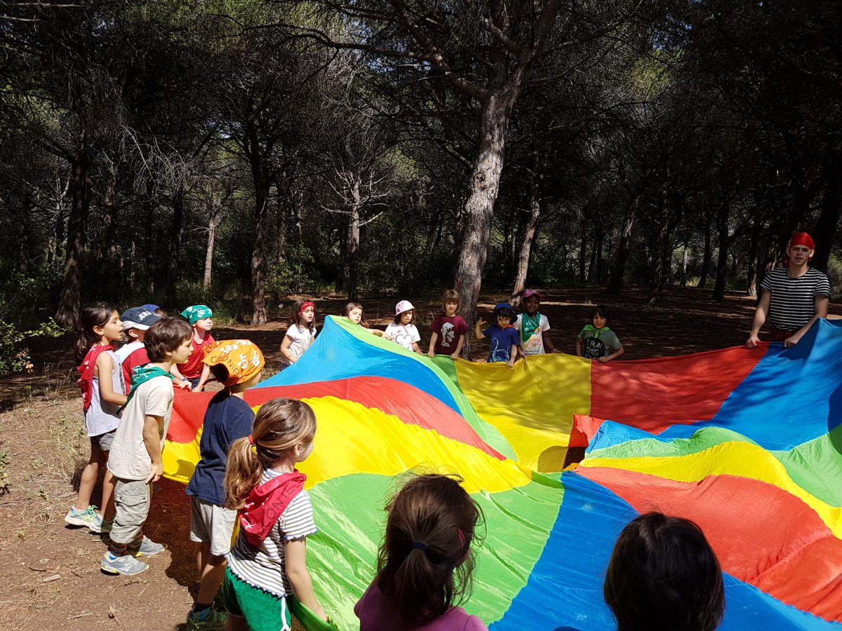 escolapiamataro's tweet photo. #INFANTIL Ens entrenem per ser pirates! Construïm cabanes, practiquem amb l'arc, equilibris per passar les passarel·les dels vaixells i juguem amb veles ☠️☠️ #colòniesP5 #somP5 #TorreAmetller https://t.co/tCUuz2u8LZ