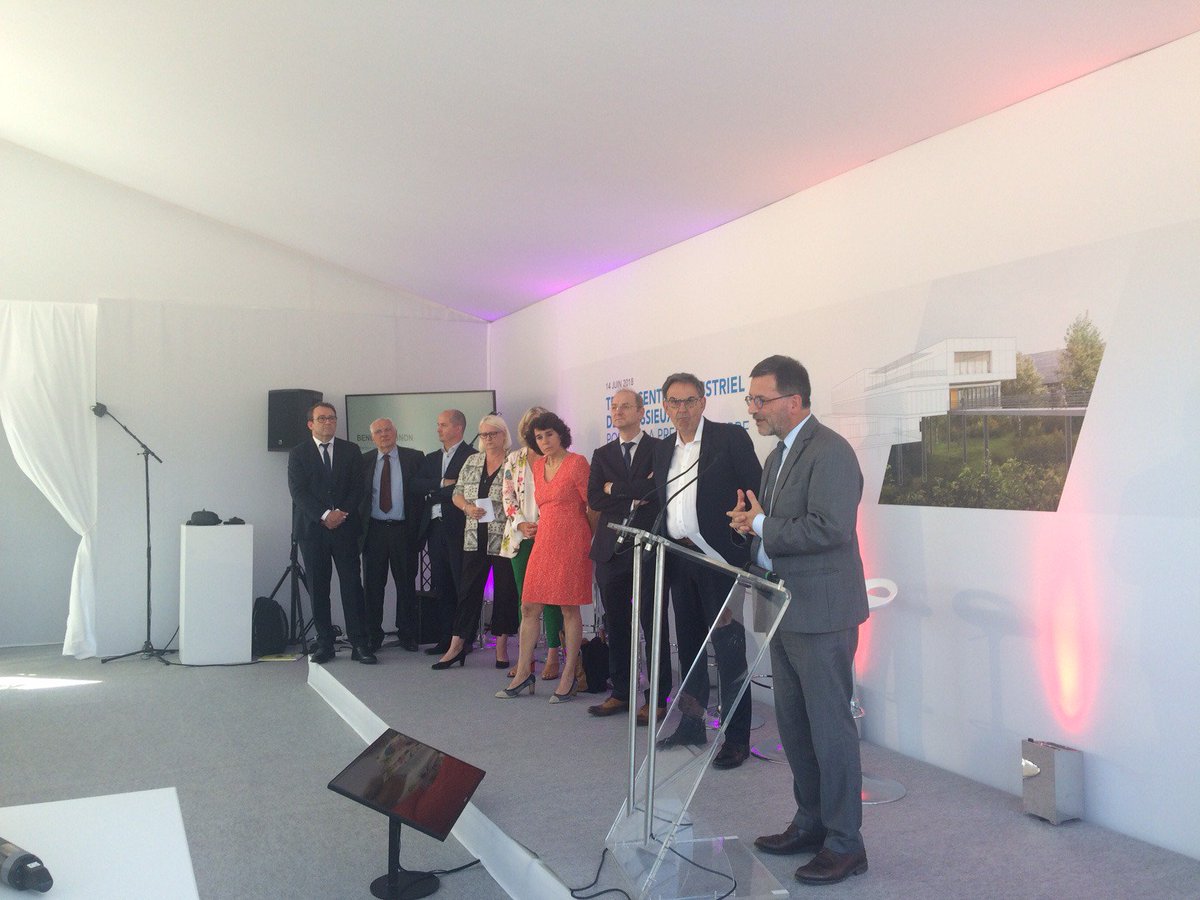 SNCFimmobilier's tweet photo. Pose de la 1e pierre du #technicentre industriel de @Venissieux_ avec (2/2)
👤Sébastien Laurent, dir. du technicentre industriel de la @VilledOullins et du futur technicentre industriel de Vénissieux
👤Benoît Tiers, DG #eSNCF
👤Roland Paul, DG du promoteur immobilier @GSEGroup https://t.co/xkt7RZXenC