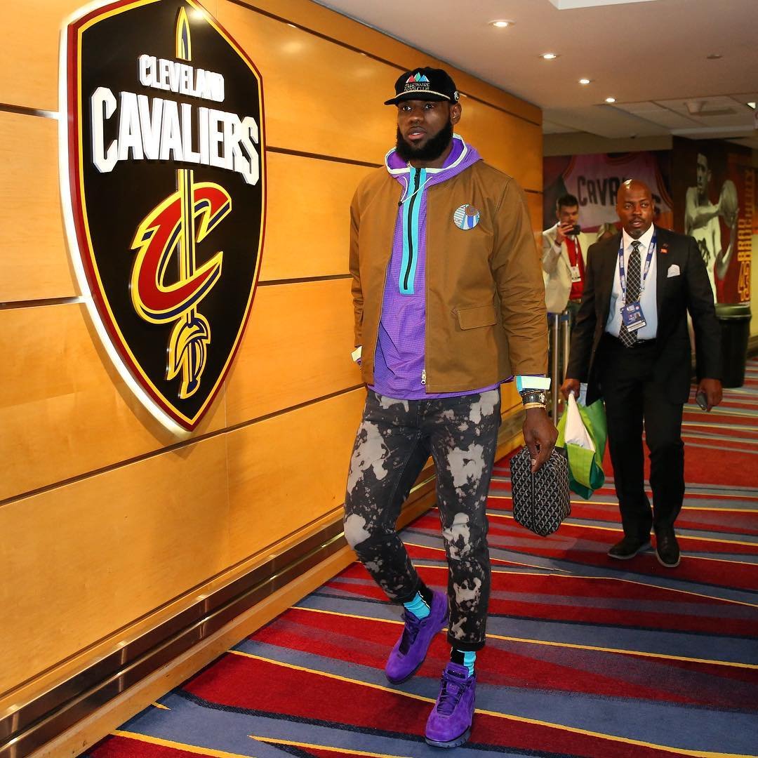 mayweathersprts's tweet photo. Bron keeping his head high during the #NBAFinals spotted wearing #Chimala, #Nike Parka, #Gucci jeans, and #AirZoom Sneakers. https://t.co/fjXakQy6JW
