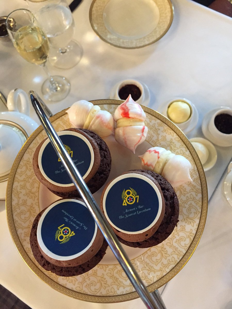 SwanLavenham's tweet photo. Our Chef @justinkett organised these commemorative cupcakes  for our Vintage 1940s Commemorative Weekend in 2017 #WW2 #CupcakeDay @AirmensBar @Station137 #thefriendlyinvasion @friendlyinv_uk @OpWALBEA @IWMDuxford #mightyeighth #mastersoftheair https://t.co/52ipEi8B0I