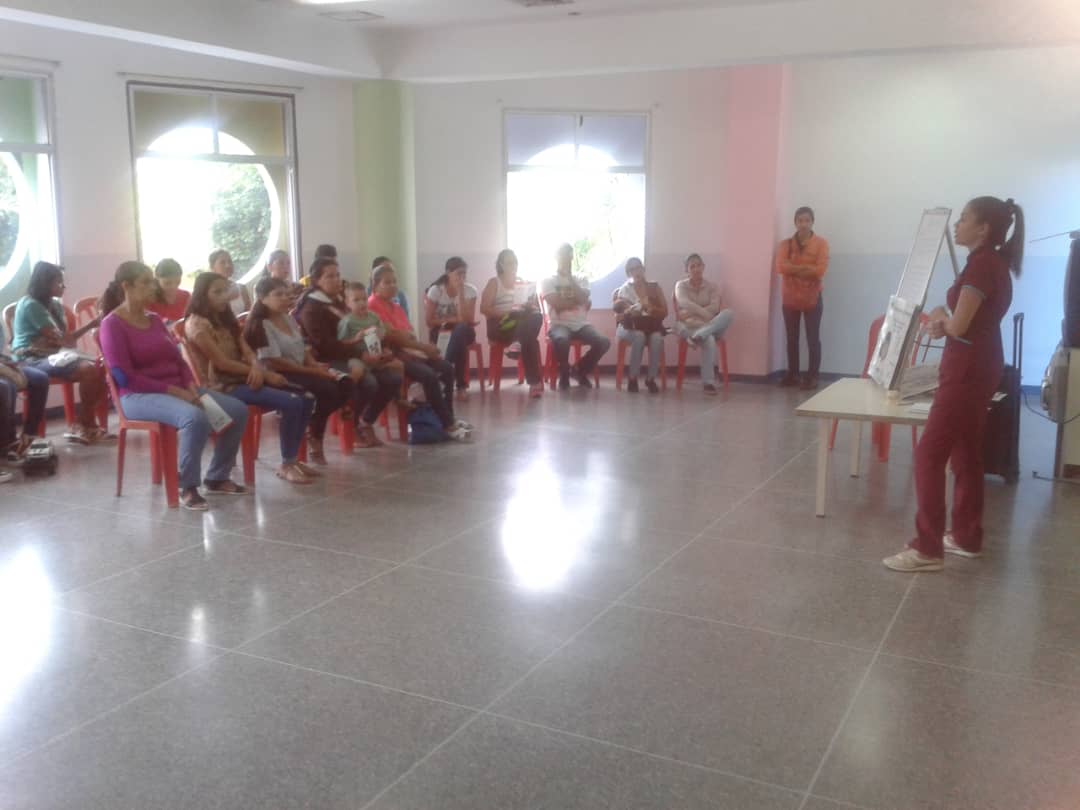 ninosimon_Lara's tweet photo. Hoy #Jueves continuamos con el ciclo de talleres de formación "Escuela para Madres" @CeiJuanGuiller realizó taller sobre "Higiene Bucal" dirigido a padres y representantes.  #TrabajoYPazEconomica @NicolasMaduro @DPresidencia https://t.co/3hMH9ozOlu