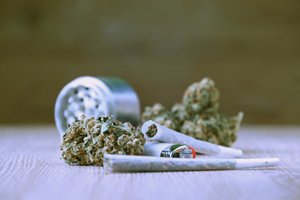 #Cannabisthérapeutique Nous avons fait le point avec Nicolas Authier, chef du service de pharmacologie médicale au @CHUClermontFd, d'autant que selon une étude, 8 Français sur 10 y seraient favorables bit.ly/ESPINF_2JPNhit <a href="/ypandele/">Yvan Pandelé</a> <a href="/terranovascpo/">Terra Nova Scpo</a> <a href="/EchoCitoyen/">ECHO</a> <a href="/addictovigilant/">addictovigilance</a>