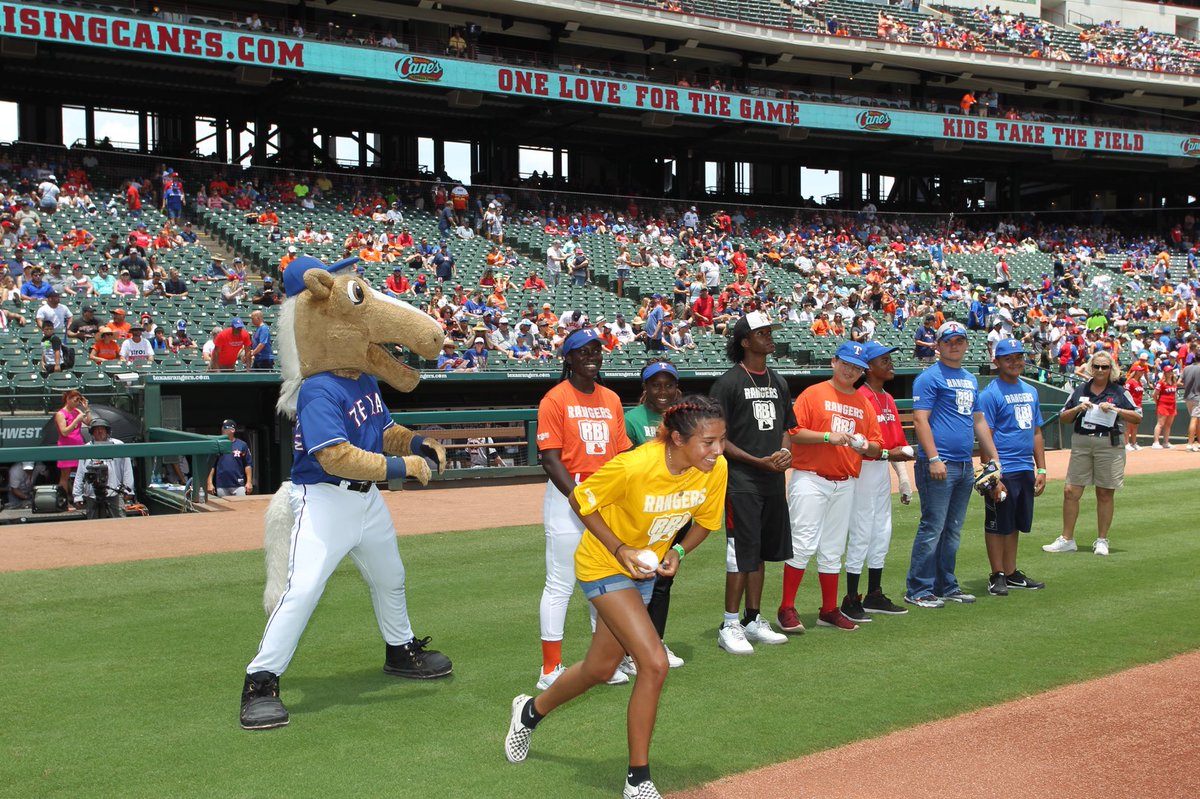 RangersYA's tweet photo. “I thought I was just coming to my first baseball game and now I’m taking the field with the @Rangers!” #RBIDay #RangersYA #PlayBall @PlayBall @MLBRBI @MLB_YA https://t.co/rtxCl6jMck