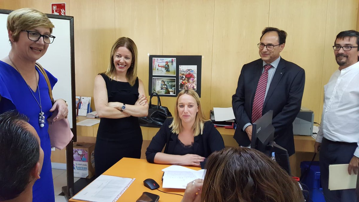 GVAhisenda's tweet photo. Más de 9.000 alicantinos han sido atendidos en las oficinas de la   @generalitat para la elaboración de la declaración de la #Renda2017 desde el inicio de la campaña. Hoy, en el @AjuntSantaPola, con su alcaldesa, Yolanda Seva @vicentsolerm @ferrando2_clara https://t.co/OT9bwe0PLE