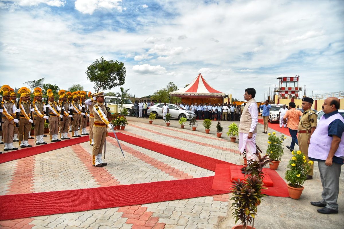 PiyushGoyal's tweet photo. Visited @NlcIndiaLimited, in Neyveli and flagged off Swachhta Pakhwada rally. Also, dedicated the 300 MW solar project to the nation, taking a step forward to achieve the goal of affordable 24x7 clean energy for all. https://t.co/i50DZ54rtv