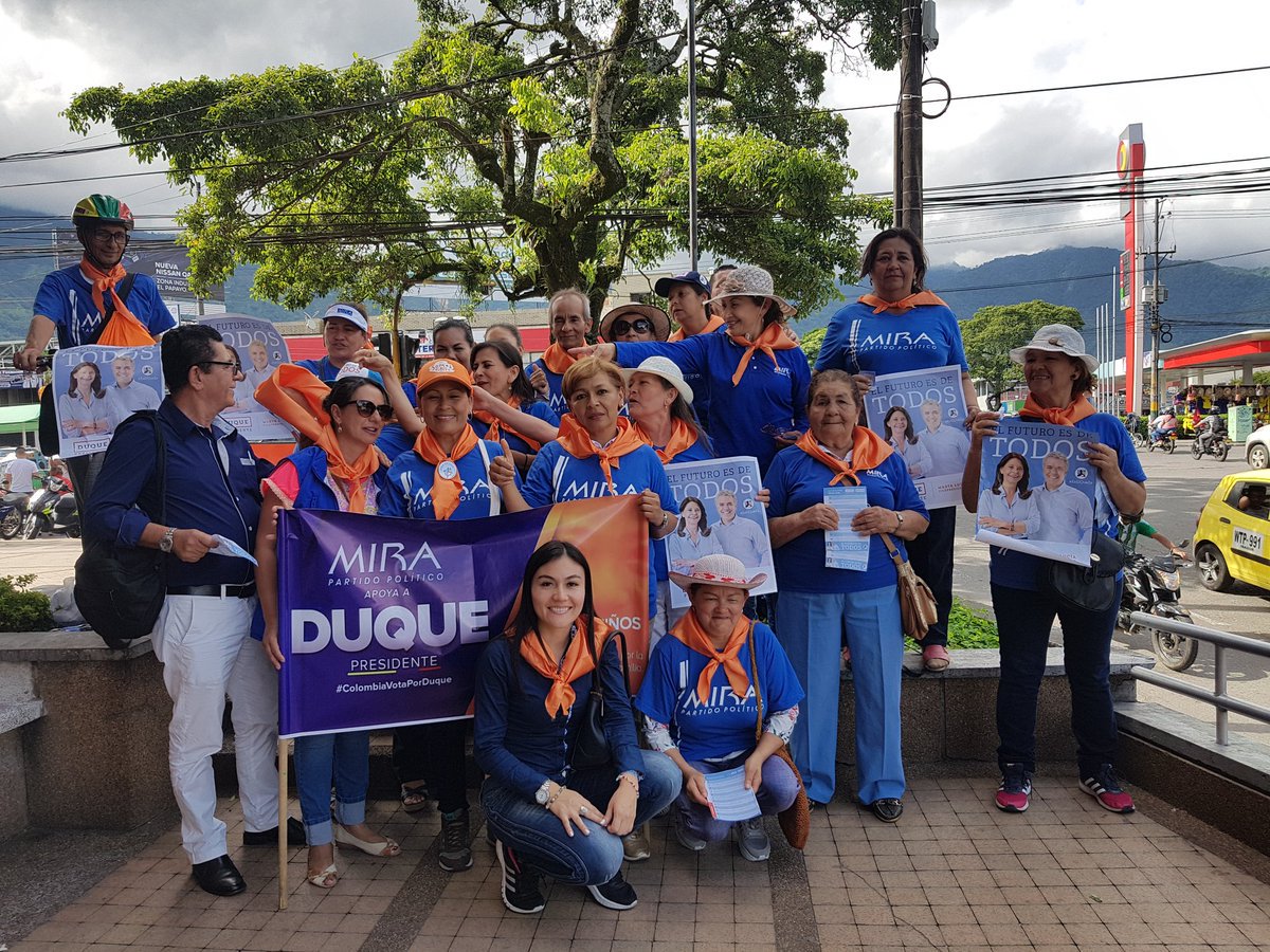PartidoMIRA's tweet photo. En el país necesitamos seguir construyendo una política de valores encaminada al servicio de los colombianos, por eso #MeLaJuegoConDuque. Te invitamos a votar este 17 de junio por @IvanDuque y @mluciaramirez. Únete, comenta y comparte con el numeral 📲🇨🇴 https://t.co/6gc5MTOfae