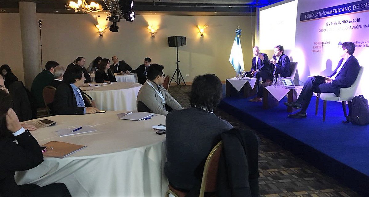 RosioAntinori's tweet photo. Empezamos la segunda jornada de #FLE2018 y #WELS2018 participando de una mesa de trabajo en el Workshop de #EITIArgentina "Iniciativas de Transparencia en la Industria Extractiva", que fomenta el intercambio de conocimientos sobre el tema y nos potencia! #Bariloche @WECouncil https://t.co/KzGlkEM5rP