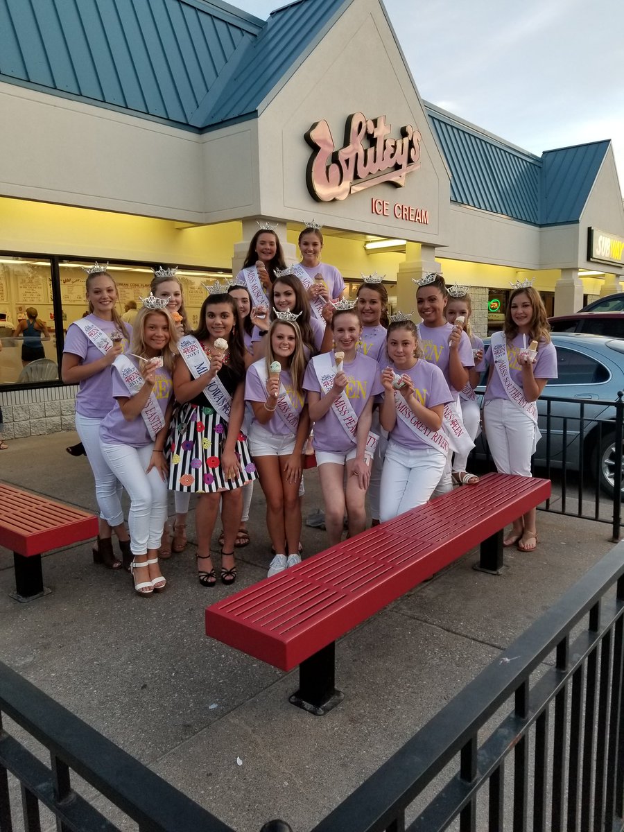 MissMuscatine's tweet photo. Peyton, Elise, and other teen contestants got to have a little treat last night after a busy day!! #MuscatineOT #PearlCityOT #MIOTeen #MissIowaWeek2018 https://t.co/0AouBgcamK