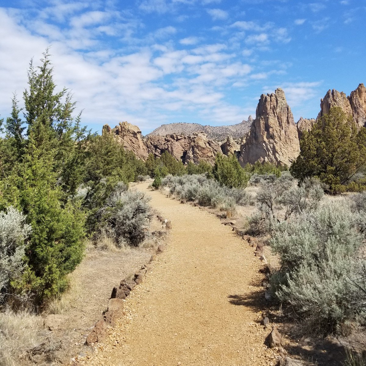 HT_escape's tweet image. We had a few hours in Bend, Oregon between business meetings, so we rented a car and hit the road. Read blog post for the 3 stops that are MUST visits: httravelescape.com/2018/06/13/sig…