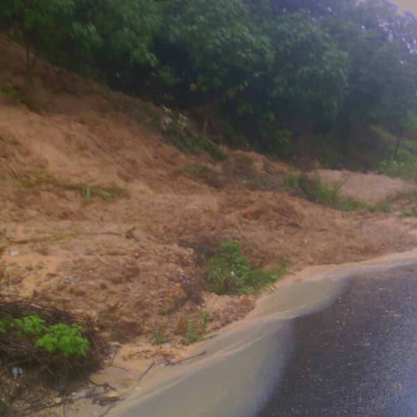 PCTORBES's tweet photo. Precaución| A esta hora deslizamiento de Masa Troncal 5 Vía al Llano, PCTorbes monitorea la zona @PCMerida_Ncnal  @ROBERTOLOBOT @PCivil_Ve https://t.co/UrKUGn1kBR
