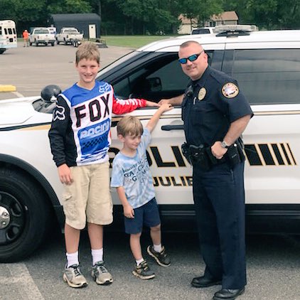 MtJulietPolice's tweet photo. Officer Carver had the opportunity to meet Uriah & Mason while patrolling through Charlie Daniels Park. The kiddos also got to check out the cruiser. #MJCommunityStrong https://t.co/RvC6dSPAuD
