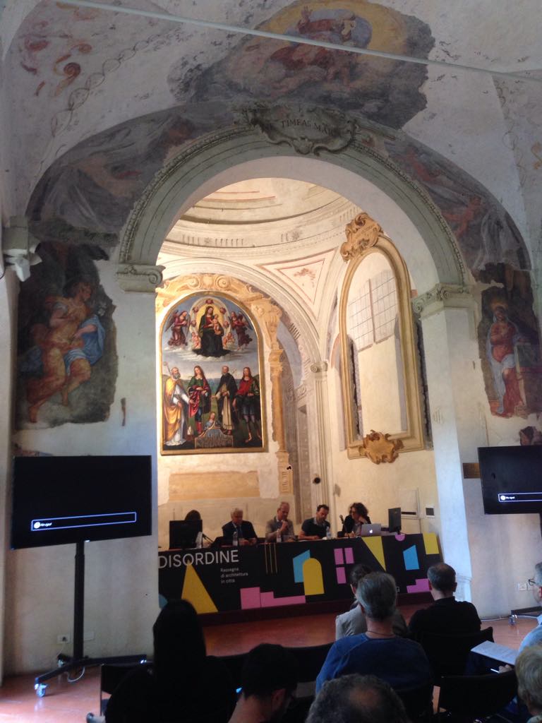 Inizia la II parte dell'incontro: una tavola rotonda a piú voci.
Si parlerá di #resilienza, #SmartCities, #economiacircular, rivoluzione 4.0
Nuovi diritti/doveri e stili di vita
Plan Actions: Bologna cittá resiliente e sostenibile
Il nuovo centro meteo