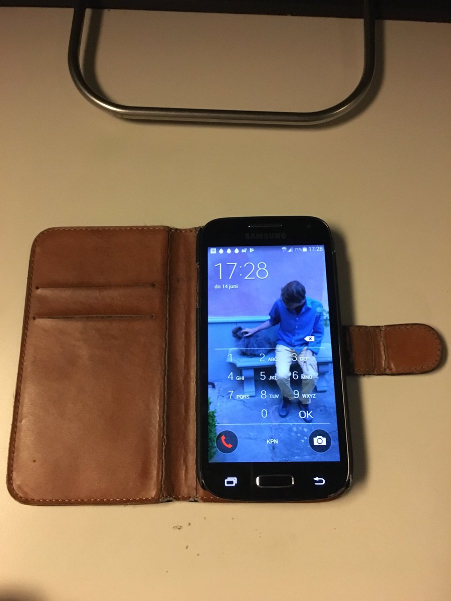 ValidzicB's tweet image. @NS_online ik heb een Samsung gevonden in de trein naar Den Haag, vertrek 17.19 vanaf Amsterdam Zuid. Jullie al een melding gehad?  #gevonden