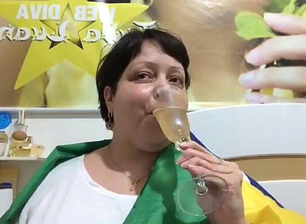 crfanie's tweet photo. AMANHÃ EU QUERO QUE A ESPANHA ESMURRE OS LADRÕES DE OURO #WorldCupRussia2018 https://t.co/Qp3zLQTFA9
