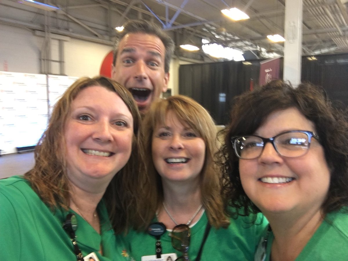 DrRCPerry's tweet photo. Green shirts everywhere! #communityallteam https://t.co/XBLailoa1S