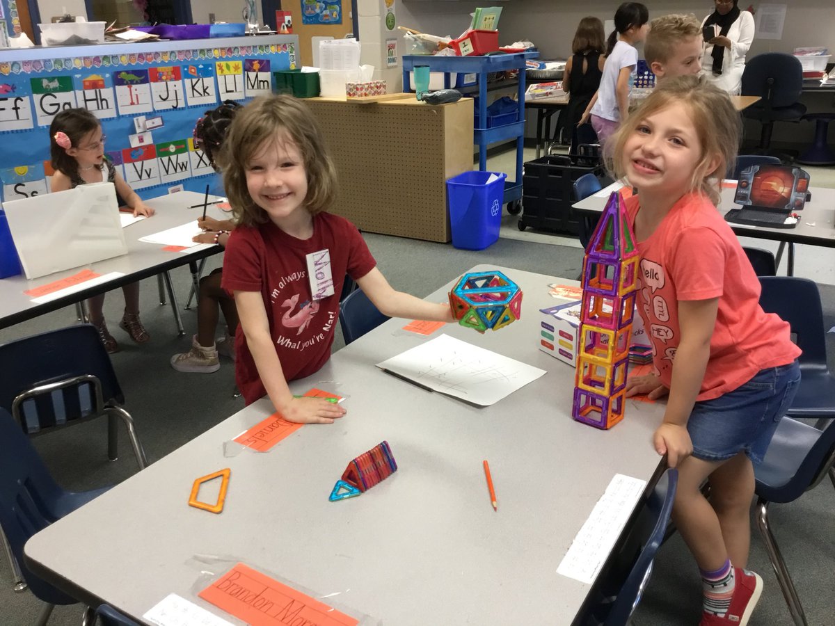 SlavinTeach's tweet image. So many learning choices during an @OakridgeKinder #CUBEProgram party! Thanks Oakridge PTA for our newest materials. @APSMath @APS_STEM #AftertheSOLs