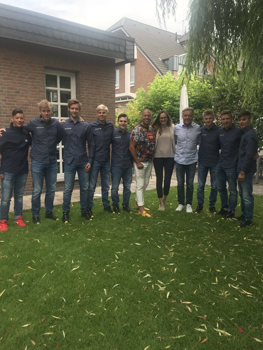 kaiebel's tweet photo. Hier geht die #deutschepost ab die #Motorsport Stars von morgen #speedacademy #mediaworkshop https://t.co/D1oTfiRPJA