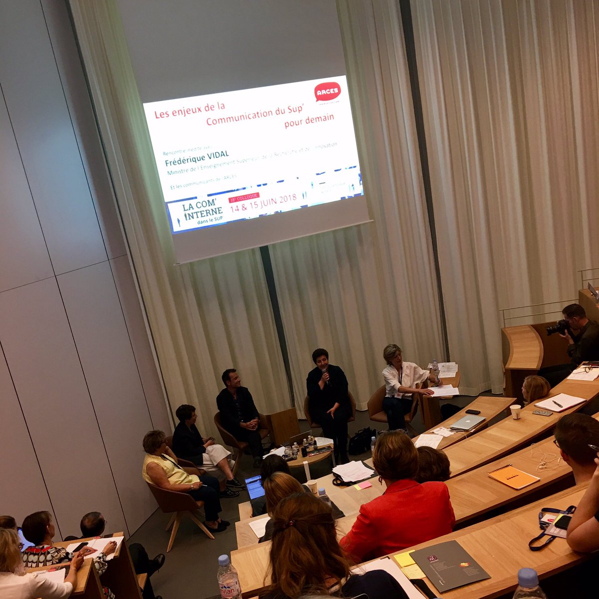 "La Communication des établissements de l'enseignement supérieur doit être #numérique #transdisciplinaire et doit chercher à embarquer la société à ses côtés" <a href="/VidalFrederique/">Frédérique Vidal</a> #arces2018 #ESR <a href="/ARCES_News/">ARCES</a> @mike_bouvet