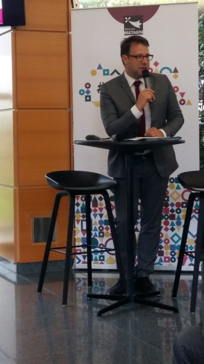 LeplaeJ's tweet photo. Et voilà le pitch #frelonasiatique est passé devant @LoigCG ... ouf 3 minutes tenues.  Et maintenant synthèse. #TransfoNumBzh https://t.co/Q9gOxdFZAj