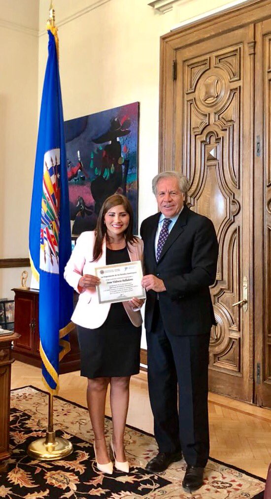 aeduc2018's tweet photo. En el Despacho del Dr. Luis Almagro; Secretario General de la OEA se firma un acuerdo de cooperación entre estas dos instituciones. ¡Gracias por incentivar a los jóvenes universitarios de la Universidad Catolica de Santiago de Guayaquil! #AeducInforma https://t.co/IYmfAmHLi4