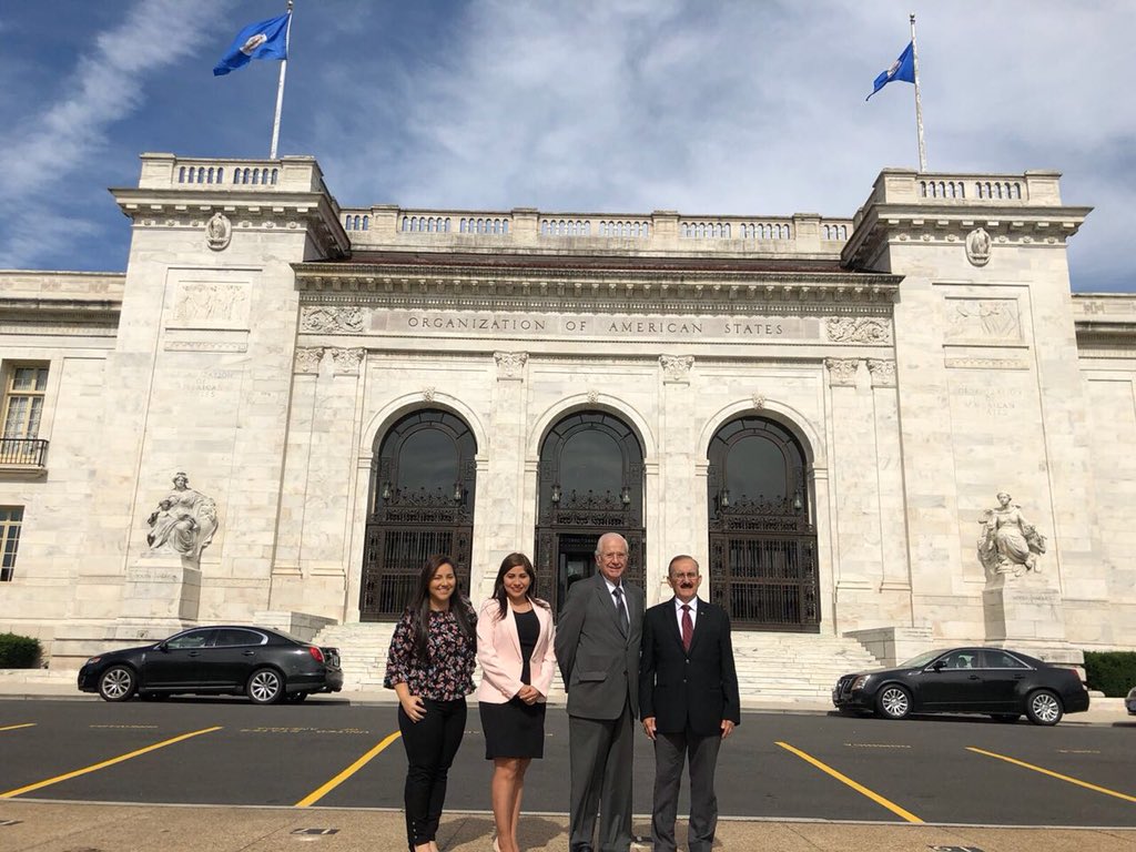 aeduc2018's tweet photo. En el Despacho del Dr. Luis Almagro; Secretario General de la OEA se firma un acuerdo de cooperación entre estas dos instituciones. ¡Gracias por incentivar a los jóvenes universitarios de la Universidad Catolica de Santiago de Guayaquil! #AeducInforma https://t.co/IYmfAmHLi4