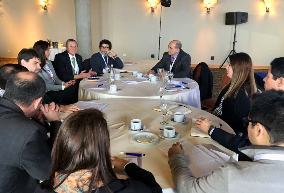 RosioAntinori's tweet photo. Mesa de trabajo junto a Santiago Dondo, de #EITIArgentina; funcionarios de @DatosMINEM, @YPFoficial y @MindefArg, y representantes de Chile, Brasil e Italia y empresas privadas debatiendo sobre regulación y transparencia en la Industria Extractiva de la región! #FLE2018 #WELS2018 https://t.co/QBupSdEEsl