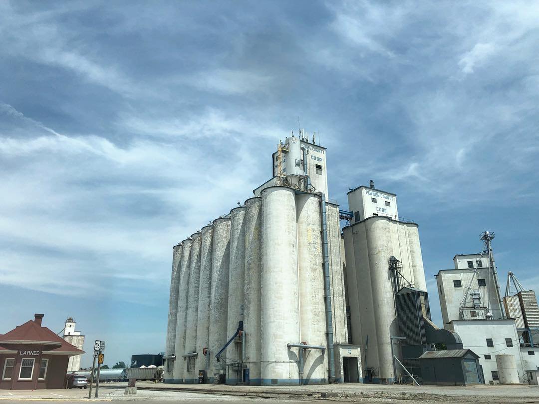 seanofthesouth1's tweet photo. #Larned, #Kansas, one man tells me he runs combines for fun and drinks beer professionally. https://t.co/B0i3bOGrGw
