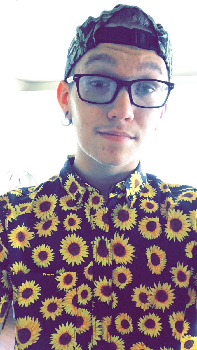 _Awkward_Life15's tweet image. It’s graduation day my friends. Let’s live it up 🎓