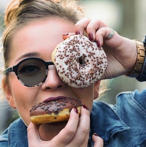 Have a sweet Wednesday with @UK_Transitions 🕶🍩 #lightintelligentlenses