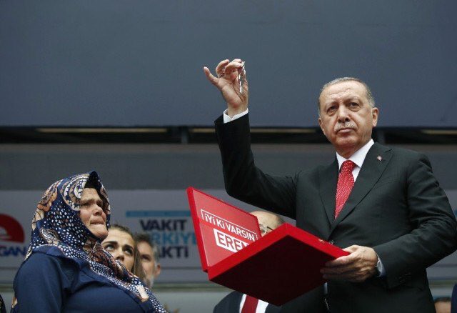 Yahu Allah aşkına!
Böyle usül mü olur?
Bir şehit annesine seçim meydanında ev hediye etmek ne demek?
Allah’tan korkun, milletten utanın!
Her şey seçim değil, oy değil!
Türkiye bunu hak etmiyor..