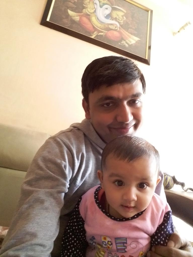 the123ankit's tweet photo. A cute daughter give cute-cute expressions bcoz she well known that her real hero of her life is her daddy. #FathersDay #SelfiewithFather #SelfiewithDad
@Uppolice u never listen real pain of daddy & his taddy but ur officer's try to save corrupt policemen. 😢
#askdgpup
@dgpup https://t.co/goTWrsVYOJ