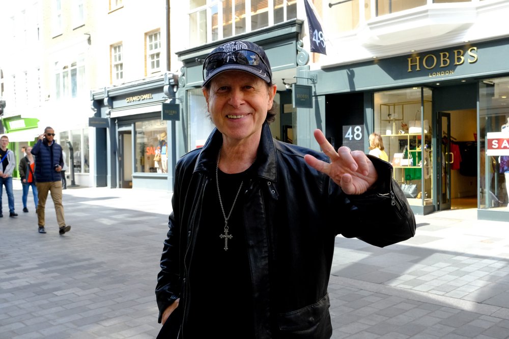 Scorpions Klaus Meine - Wonderful & Gracious saying a quick hello on South Moulton Street Mayfair today  #StoneFreeFestival #KlausMeine #scorpions #streetphotography #theinfinitephotographer #southmoultonstreet #mayfair #500pxrtg