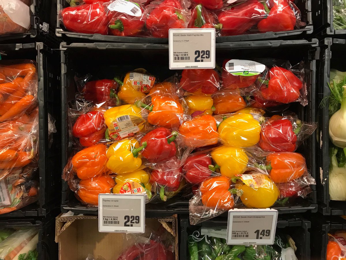 Only orange peppers in peppermix next to red and yellow ⁦<a href="/REWE_Supermarkt/">REWE</a>⁩ Dusseldorf. #moresweet ⁦<a href="/Oranje_Paprika/">Oranje Paprika</a>⁩